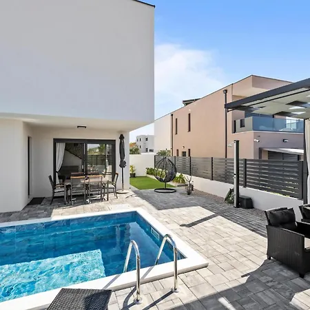 Awesome In With Outdoor Swimming Pool Holiday home