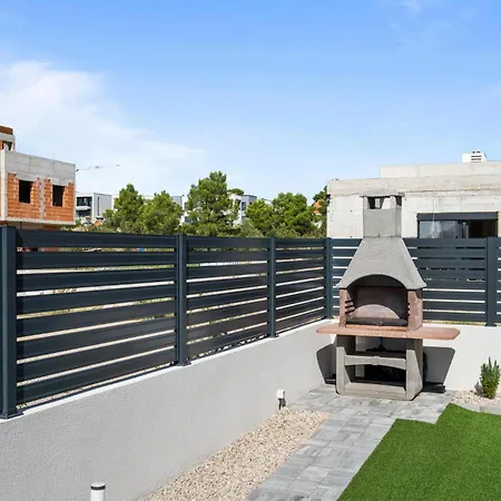 Holiday home Awesome In With Outdoor Swimming Pool