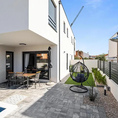 Awesome In With Outdoor Swimming Pool *